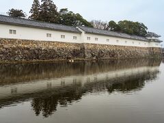 護国神社を出たあたりで雨が降り始めました。傘を持ってきててよかったー。
彦根城は護国神社のすぐ裏なので歩いて向かいます。

