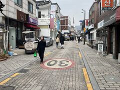 北村韓屋村と呼ばれるエリアに来ました。見ていませんが冬のソナタのロケ地でもあるようです。現代の大きな社屋があり、11時30分頃大勢の社員がランチを取りに出てきていました。
自分たちもランチに向かいます