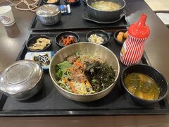 時間もあるので朝食兼昼食を食べます。制限エリアに入る前　
何件かレストランがあるうちの1件『グローバルキッチン』に入ります。まだ食べてなかったプルコギビビンバを注文