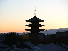 お茶をしてから高台寺のほうに向かうと、夕空に八坂の塔が浮かぶ。