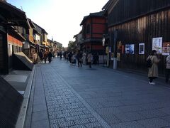 永観堂のもみじを堪能した後、河原町でお昼。
清水寺のほうに歩く。
花見小路は、あちこちに撮影禁止の札が貼ってあって、興が冷めたので素通り。
思惑どおりかな。

考えると、長嶋茂雄さんや明石家さんまさんは偉大だな。