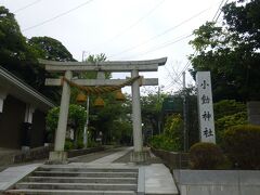 小動神社（一の鳥居）

主祭神　建速須佐之男命　建御名方神　日本武尊

案内版によると、
「小動の地名は、風もないのにゆれる美しい松「小動の松」が岬の頂にあったことに由来
縁起によれば、源頼朝に伊豆配流の時代から仕えた佐々木盛綱が、源平合戦の時に父祖の領国であったこの近江国から八王子宮を勧請したものと伝えられています」