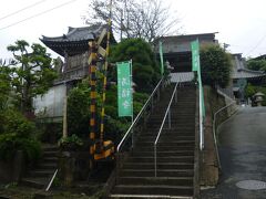 満福寺

線路のすぐ先に境内への階段が！
まさに江ノ電的立地