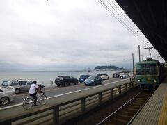 鎌倉高校前駅（ホーム）

海、江の島、1000形入線
ランチは鎌倉か、どこかで。そういえばドイツ料理のお店、長谷だったかな？長谷駅で降りちゃえ！