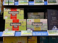 ブギス駅の中のスーパーで買い物をして帰ります。

ヨークシャーゴールド！
taylorsは日本に代理店が無いから何時もロンドンから取り寄せているのよね。
シンガポールに来た時は買いだめしています。
我が家の毎朝の紅茶です。(*⌒▽⌒*)

