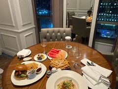 部屋の戻って折角テーブルのある部屋なので、ィンルームダイニングでいただきました。

主人はシグニチャーハンバーガー、私はアフタヌーンティーを食べ過ぎたのでパスタです。

