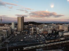 あけましておめでとうございます。
8時30分に長浜港に集合なので少し早起き。

写真は東横インの部屋からの眺めです。
彦根城・琵琶湖・電車の発着が見えてなかなかいい景色。