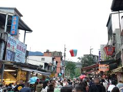 線路脇にはランタンのお店だけでなく土産屋さんや食べ物屋さんなどがたくさん並んでいます。