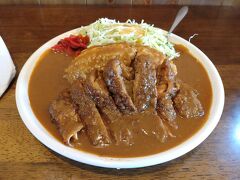 そう待つことなくカレーが到着。
オススメは、カツカレー、野菜カレー、シーフードカレーとのことで、カツカレーをオーダー。たっぷりのライスの上に大くて柔らかいカツ。フルーツチャツネとジャムで少し甘みを付けたルー。もちろん美味でした。ボリュームもすごい。お腹がいっぱいになりました。