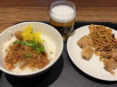 14時くらいまでしっかりと観光して、空港に戻ります。プラザプレミアムラウンジで軽く食事とアルコールで旅の成功を乾杯！
16:55定刻の出発で台湾を後にしました。
都会と昭和レトロを同時に感じられる台湾。やっぱり台湾は癒しの国だなあ。