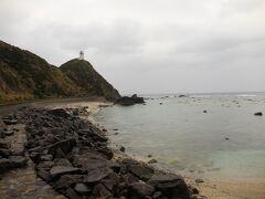 　モニュメントから灯台を望みます。雨足が強くなって来ました。島北部の郵便局巡りをして、空港に戻りました。