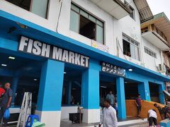 お向かいにはfish marketがあります。
カツオや小さいツナ、シュノーケリング中に見た熱帯魚もあります。
また、購入したらその場でさばいてくれるサービスもありました。
ちなみに2階はローカル食堂で誰でも利用ＯＫです