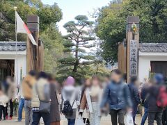 無料だから混んでる？人が多くてビックリ。正門から入ります。