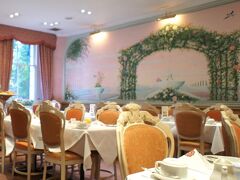 6時過ぎにごそごそ起きだし、のんびり日記を書く間もなく、7時にはホテルで朝ごはん。
朝食会場はバラが咲く庭という感じの絵が壁に描かれた「ROSE GARDEN」の間、というかレストランだったんですね。ぐーぐるマップを見ると2023年現在は閉業となっていました。あら、ざんねん…。