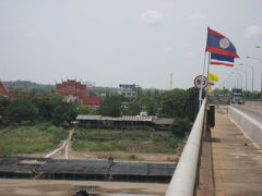 タイのノンカーイから友好橋を渡ってラオスにも入ります。振り返るとタイ側には近代的な建築が見えます。