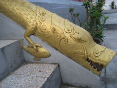 お寺の階段の装飾の龍が魚を持っています。川と共に生きてきた人々らしい装飾。手がとってもかわいい。