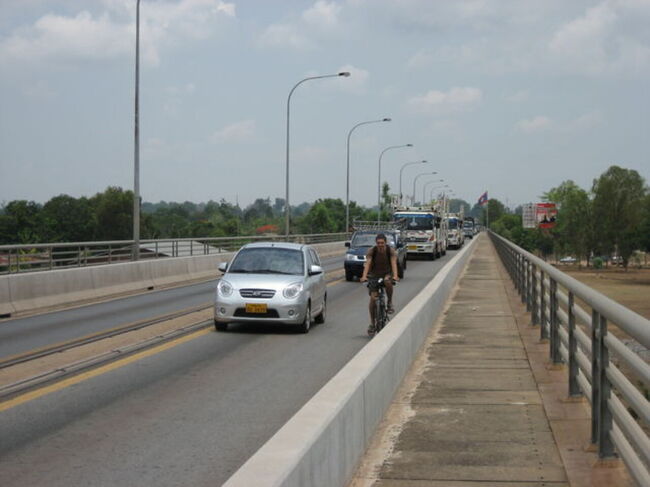 この橋は徒歩、自転車、車、鉄道で渡れます。