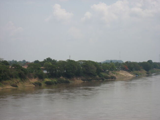 ラオス側には何もありません。