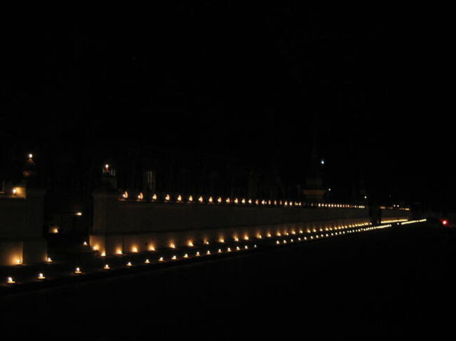 到着した夜は参道にろうそくが灯っていました。仏教の行事でしょうか。