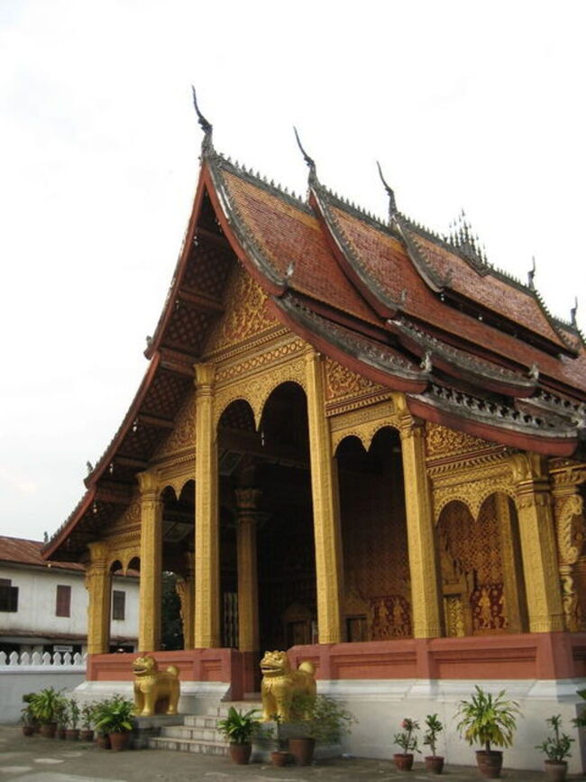 宿のお向かいにあったワットセーン　お坊さんの講釈会も開かれていました。