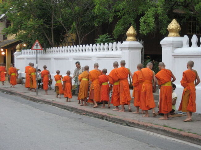 早朝の托鉢風景　