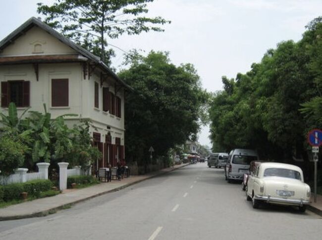 街中に車は少なく、超レトロカーが現役でした