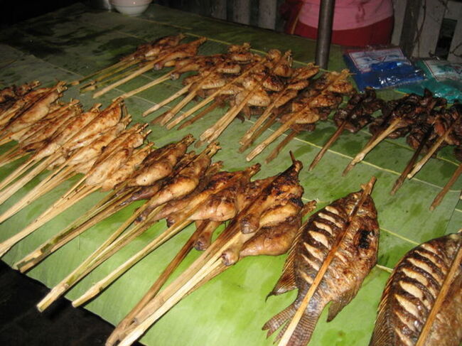 鶏と魚の串焼き<br />鶏が放し飼いされていて余分な脂がなく身が引き締まっていておしかったです