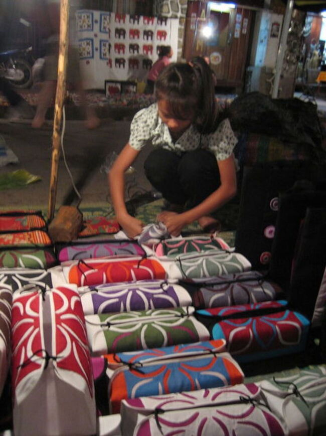 ナイトマーケットの売り子の少女<br />こちらはティッシュケース