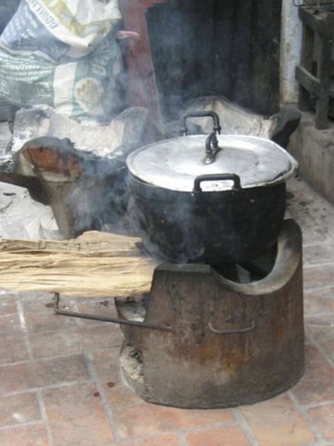 軒先で主食のもち米を蒸しています。