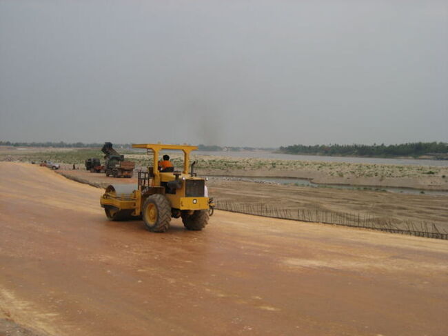 メコン川の岸辺は大々的に埋め立てされていて、先行きが心配になりました。