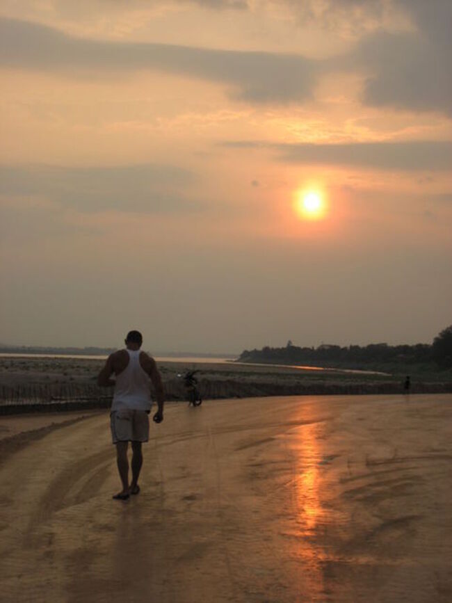 友好橋からビエンチャン中心部まではミニバスで1時間。メコン川の夕陽を眺めます。