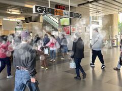 各停に乗って30分ほどで豊原駅に到着

結構、人がいる
駅のコインロッカーに荷物を預けて散策に出かけます。

コインロッカーは大中小あり、3時間単位
小銭が必要です　