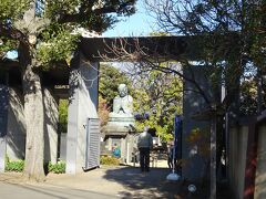 （５）毘沙門天／天王寺

山門。
天台宗の寺院。正式名称は護国山尊重院天王寺。