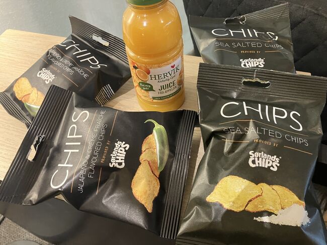 計算して240krの上限まで、239で完璧と思ったら、ペットボトルのデポジット2があって、1払う羽目に。失敗した。小さなポテチ4つとオレンジジュースで3400円て。でもこのオレンジジュースは果肉がたっぷりでとてもおいしい。さすが330mlで830円もするだけあるわ。このチップスが美味しいのは前回食べて知ってる。