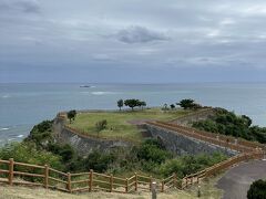 久高島の帰りに、南城へ立ち寄り。
あいにくの曇り空ですが、眺めがいい知念岬公園へ。
ここから久高島も見えます。