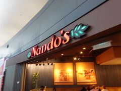 最終日の昼食は、空港にあったNandosで食べました。
クアラルンプールの中心地にもいくつか店舗があり、気になっていました。
南アフリカ発のレストランだそうです。