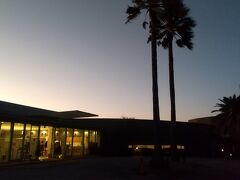 志摩スペイン村というのは、遊園地やホテルなどの複合施設で、同じ敷地内に温泉施設「ひまわりの湯」もあります。

スタッフさんに聞いたらひまわりの湯の駐車場というのはなく、パルケ・エスパーニャの駐車場に停めたまま歩いていくそうです。
駐車場内でもホテルに近い辺りに車を移動して、そこから歩いていきました。
