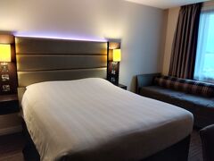 空港内にあるプレミアインというホテルに４泊１泊１万もしないくらい。ロンドン市内のホテルは軒並み３万越えだから（涙）。