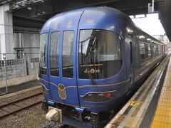 　西舞鶴駅停車、先ほど梅迫駅ですれ違ったKTR8000系まいづる号の回送列車と交換です。