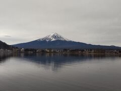 河口湖から富士山

２日目は午前中は曇天、午後から回復の天気予報