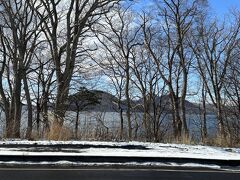 目の前は、もうすぐ洞爺湖。
湖に浮かぶ「中島」の反対側が、洞爺湖温泉街です。

「遊漁券」ということは洞爺湖で釣りができるんですよね。
来る途中も、胴長履いて湖の中に立って釣りをしている人結構見かけます。
時期によりますがヒメマス・ニジマス・ヤマベ・エビ・ワカサギなどが釣れるようですよ。

そう言えば、息子たちが友達と洞爺湖でキャンプをしたときに、エビを釣って食べたとか言ってたっけ。