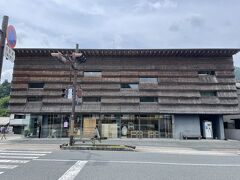 目を引いたのが藁葺き屋根でできたこの道の駅ゆすはら。

1階がおしゃれな道の駅、2階が宿泊施設になっています。