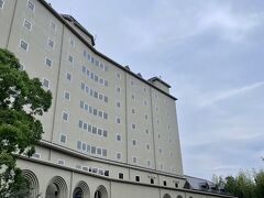 ずいぶん時間がかかってしまいましたが、本日の宿「亀の井ホテル高知」に到着しました。

高知市内に泊まるか悩んだのですが少し離れたこの宿が安くて良さそうだったので仁淀川河口にある全室リバービューのこちらにしてみました。

元かんぽの宿みたいなので施設は悪くないと思います。