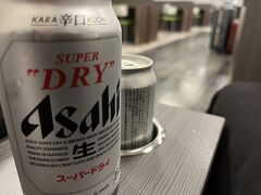 品川経由で成田エクスプレスに乗り約1時間。数年ぶりに成田空港へやってきました。年末年始の旅費が高いので、今回のフライトはジェットスターです。3時間前に余裕のチェックインを済ませ、第2ターミナルのラウンジへ。カードラウンジですが、1人1本缶ビールをもらえるのはGood.