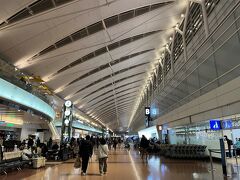 6時5分、約20分で羽田空港第2ターミナルに到着
搭乗者も多いが、東京地方の元旦の日の出時刻は6時50分。
空港に初日の出目当てで来てい人も多いようで、エスカレーターが混雑。2階到着のリムジンバスで正解。