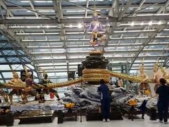 空港に到着です。仏教国推しという感じで、いたるところに神がいました笑