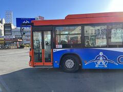 松山空港から市内へ
リムジンバスが一般的だが、空港が住宅地に近いせいなのか、ほぼ同じルートで路線バスも運行しているので今回はこちらに乗車。
リムジンバスと路線バス、所要時間は4分差だが、運賃はJR松山駅までの場合、240円安い