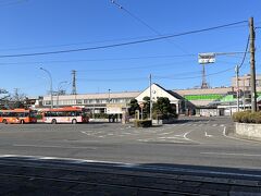 JR松山駅に到着
高架化工事の進捗でまもなく移転だそうな
三角屋根が特徴だが、平成時代に改築されたとか。
四国の玄関駅では一番規模が小さいが、新しい駅はどんな感じなのか。