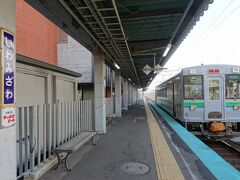 　12時45分発・苫小牧行きの普通列車は、キハ１５０系の単行でした。ＪＲ北海道が製造した民営化後の車両で、僕も以前、函館本線や富良野線で乗ったことがあります。
　令和に入ってからはH100形「DECMO」に追われ、運用エリアが集約されつつある車両です
