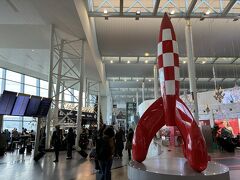 フランクフルトから１時間でブリュッセル到着。空港で早速ベルギー生まれのタンタンが宇宙旅行に使うロケットがドーン！